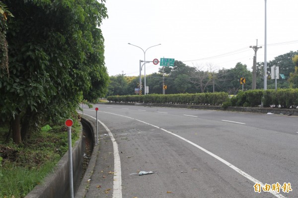 自撞自小客車已吊離，現場地面還有碎片散落物。（記者黃淑莉攝）