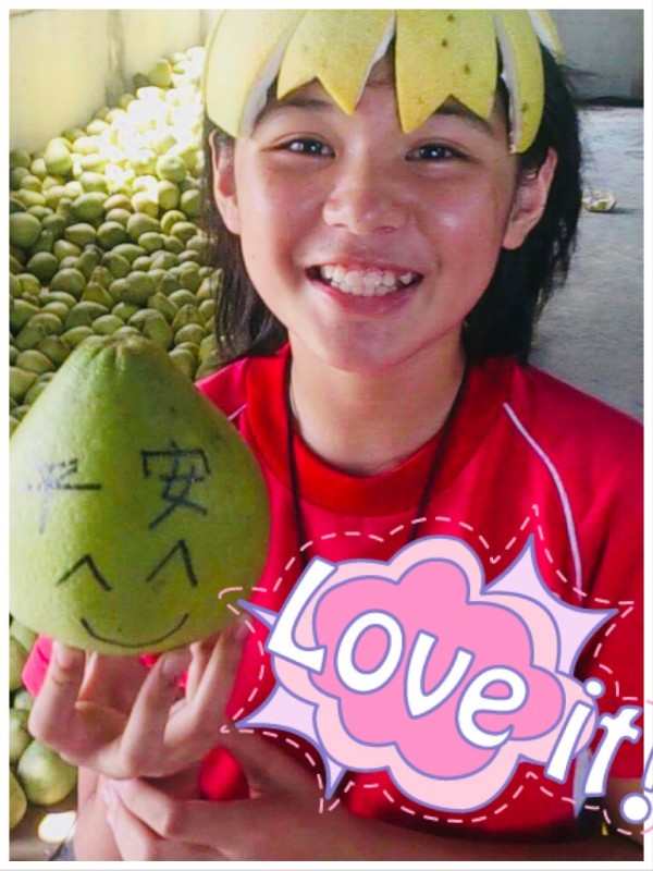 昔日花蓮家扶安置兒小莉，已成為柚農陳玉蓮的女兒，今年前往果園幫忙摘柚、裝箱，和媽媽一起捐出50箱柚子，幫助家扶弱勢家庭。（圖由花蓮家扶中心提供）