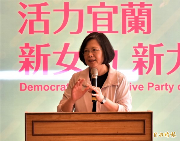 總統蔡英文昨中午結束參拜行程後，在宜蘭縣議會與新住民餐敘，並宣傳政府新南向政策。（記者張議晨攝）