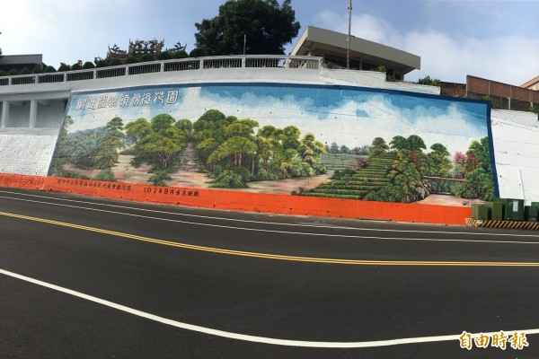 太陽宮外牆畫上一大幅頭份後花園地景，成為拍照打卡新亮點。（記者鄭名翔攝）