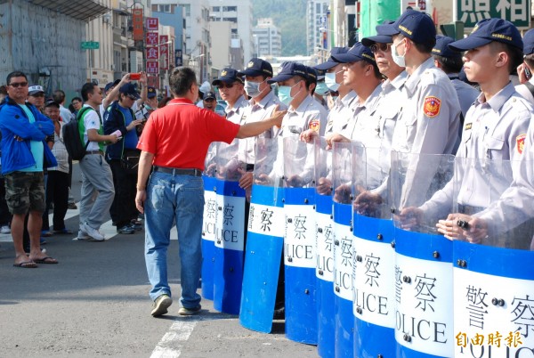 警察每天面對高壓力工作，高市每年平均就有70名官警傷病，高市港都警友會當後盾，出錢出力助警。（記者黃良傑攝）