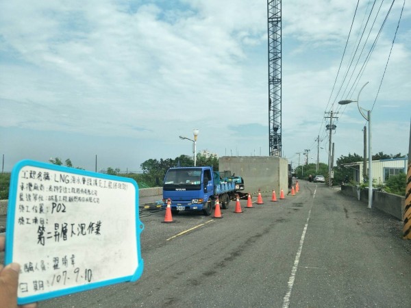 「永安漁港LNG海水養殖管線擴充工程」預計明年一月底完工。（記者洪定宏翻攝）