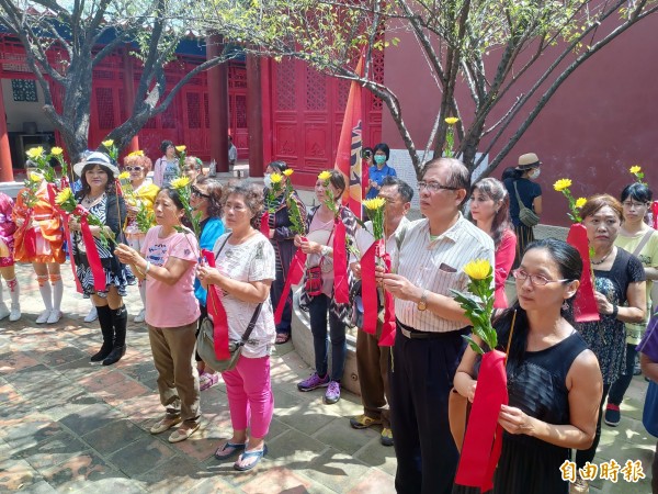 民眾人手一支清香、一朵菊花，為鄭成功母親祝壽。（記者蔡文居攝）