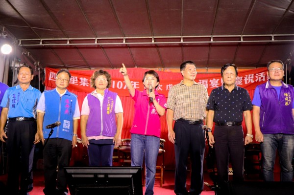 國民黨台中市長參選人盧秀燕（左4）出席北屯區四民里集福祠慶祝活動。（盧秀燕競選總部提供）