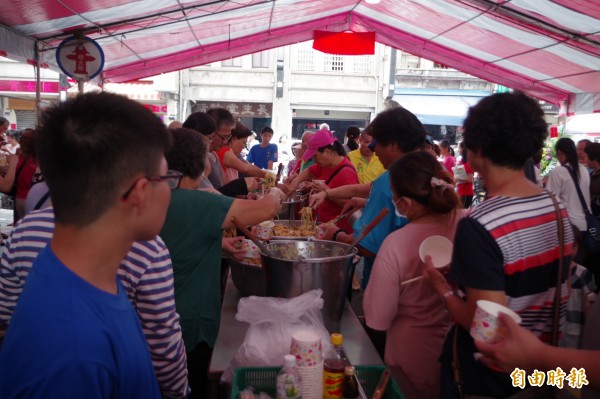 民眾享用福食祈求平安。（記者林國賢攝）