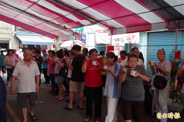 民眾吃福食，求平安。（記者林國賢攝）