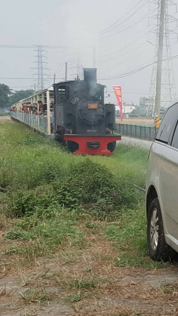 車主把車子停在五分車鐵道上不見蹤影，全車乘客下車找人。（照片由鐵道迷詹學強提供）