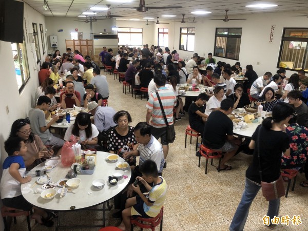 傳出中秋節後結束營業的中興新村老店梅園餡餅粥，中秋節人潮爆滿，店內30多張圓桌座無虛席。（記者佟振國攝）