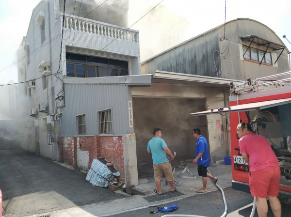 台南市安南區長溪路一段一處透天民宅冒出火煙，消防員急馳援滅火。（記者王俊忠翻攝）