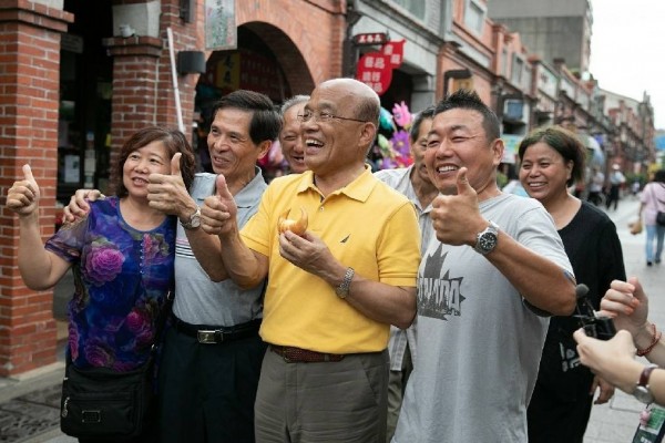 民進黨新北市長參選人蘇貞昌今天前往三峽老街掃街拜票，並開直播與網友分享，有住戶感謝當年蘇貞昌保留老街，才能吸引觀光客前來。（圖由蘇貞昌競選辦公室提供）