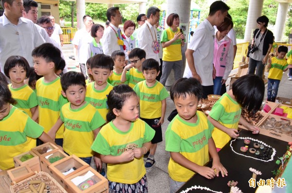 讓3歲到5歲的小朋友在幼兒園快樂學習，享受優質化的教育資源，對家長來說可安心就業拚經濟。（記者張聰秋攝）