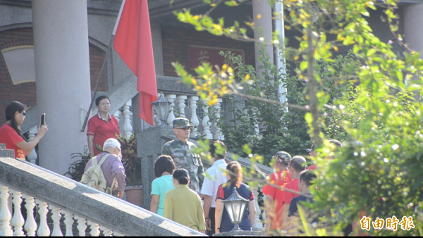 「共產五星寺」最後一次升旗。（記者顏宏駿攝）