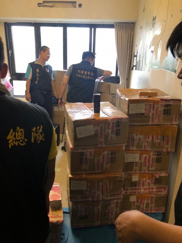 警方查扣14種共1500罐（盒）的壯陽偽劣藥，來自中國。（記者張瑞楨翻攝）