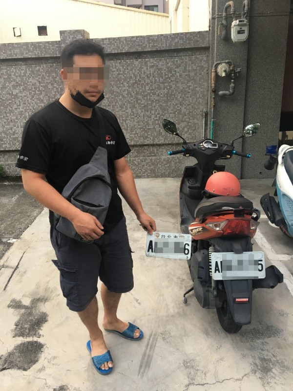 何男宣稱欠債，先偷車牌懸掛，再騎機車偷竊夾娃娃店。（記者張瑞楨翻攝）