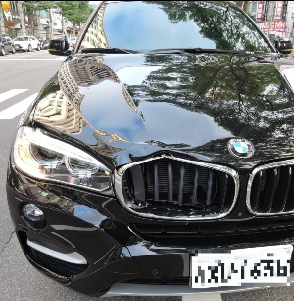 黑色BMW撞上闖紅燈的少女，車頭凹陷。（記者陳薏云翻攝）