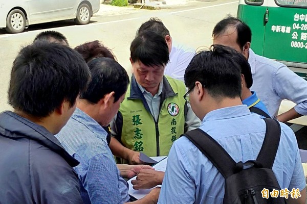 南投縣議員張志銘等人，就鹿谷鄉秀峰到茅埔公車路線增設候車站問題進行會勘。（記者謝介裕攝）