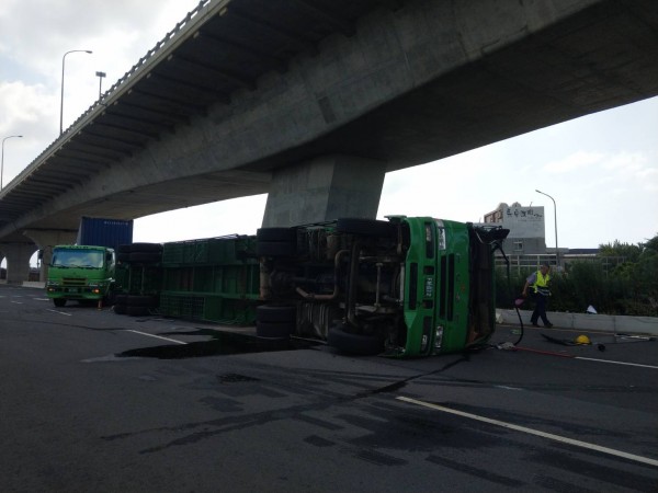 大貨車疑未保持適當車速，轉彎煞車不及導致車輛翻覆。（記者許倬勛翻攝）