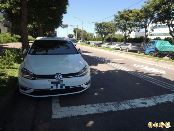 針對民怨新竹工業區光復路停車影響通行；新竹縣政府與服務中心等現勘初步決議，光復路將擴大劃設紅線、黃線，並協調廠商增設車位以及規劃交通車的可行性，以期兼顧行車安全與停車需求。（記者廖雪茹攝）