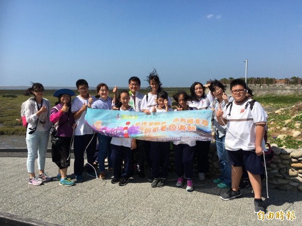 和平國中山區師生參訪高美濕地。（記者張軒哲攝）