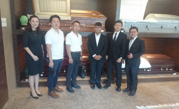朝陽科大管理學院推動國際體驗學習，企管系楊舜傑（左2）、張只良（左3）安排到馬來西亞參訪殯葬公司。（記者陳建志翻攝）