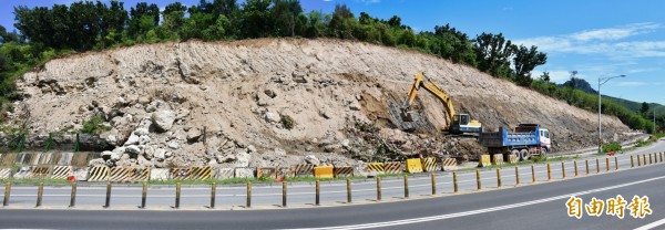 石牛溪路段邊坡整理，引發居民擔心「潭美」影響。（記者蔡宗憲攝）