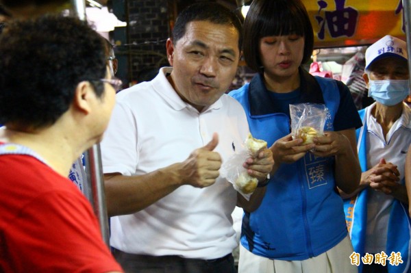 侯友宜跑到鶯歌南雅夜市掃街，不少店家熱情送上食物。（記者邱書昱攝）