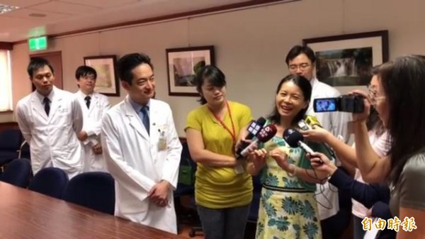 吳婦說,植牙前難以啟齒又很自卑。(記者黃旭磊攝)