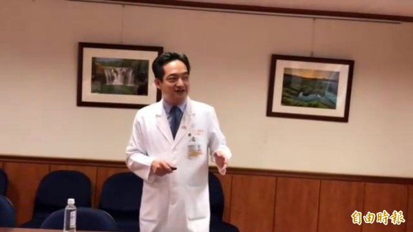 高雄長庚醫院牙科部長吳友仁建議,全口植牙需全身麻醉,最好找大醫院。(記者黃旭磊攝)