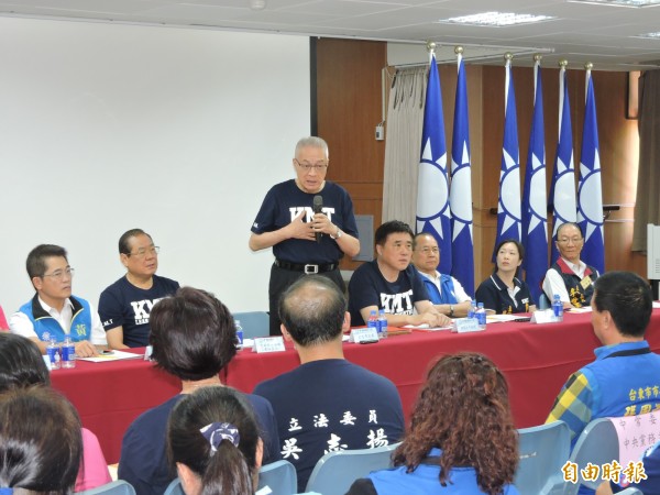 國民黨主席吳敦義(站立者)表示,將請立院黨團及文傳會研究水利會案是否屬實,並拿出作法。 (記者張存薇攝)