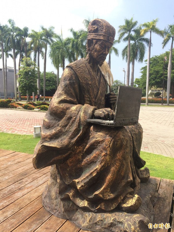孫柏峰「諸葛孔明打電腦」的雕塑作品，趣味橫生。（記者蘇福男攝）