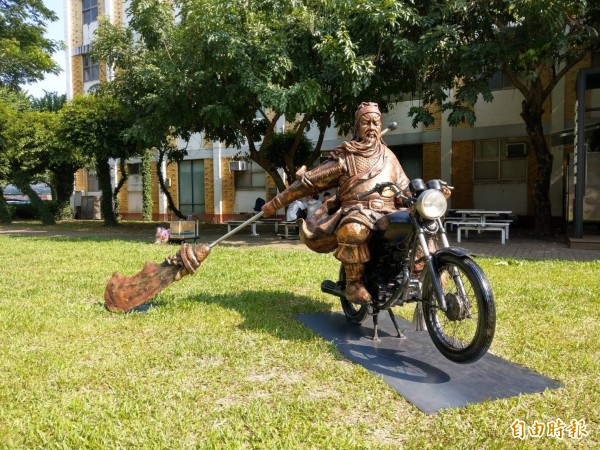 孫柏峰將關公坐騎赤兔馬改為機車,形塑現代關公騎摩托車追風去,藝術創作引發校園話題。(記者蘇福男攝)