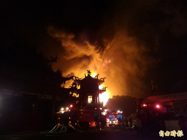 現場不斷傳出爆破聲，烈焰衝天、濃煙密佈。（記者蘇福男攝）