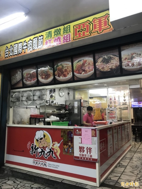 新九九牛肉麵位於五股成泰路三段巷弄的本店,雖然地處偏遠,但仍有不少饕客從台中、新竹慕名而來。(記者葉冠妤攝)