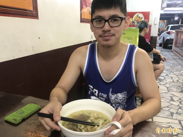 常客林先生最推薦新九九的清燉牛肉麵,認為CP值超高。(記者葉冠妤攝)
