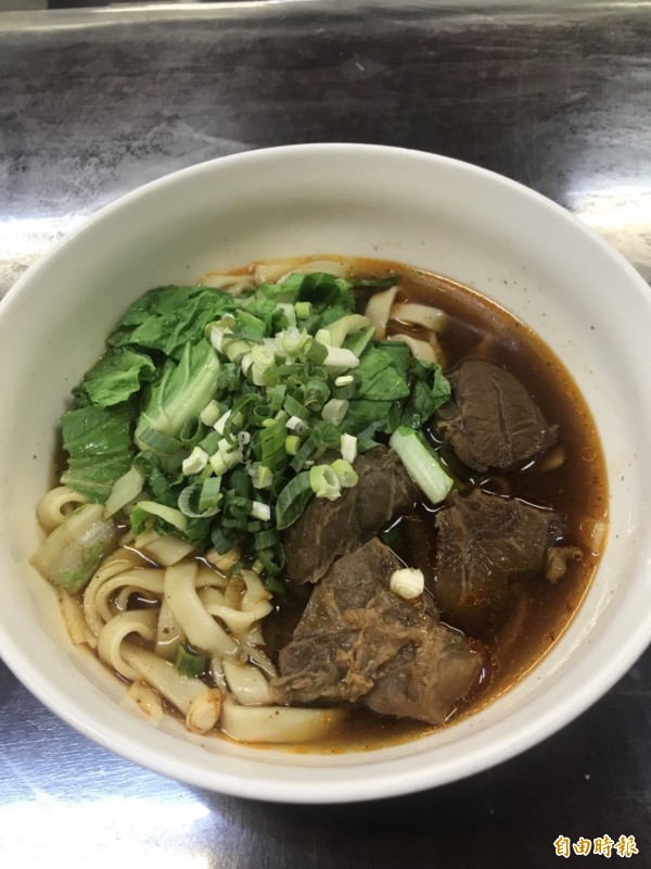 紅燒牛肉麵湯頭濃郁而不膩,是新九九牛肉麵店的招牌。(記者葉冠妤攝)