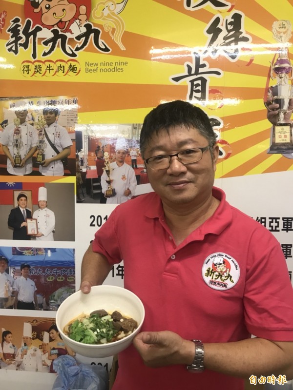 新九九牛肉麵店老闆楊明宏,在2011年首度參加台北市牛肉麵節比賽,就一舉奪得紅燒牛肉麵季軍,現在更常到中國、香港負責推廣台灣美食。(記者葉冠妤攝)
