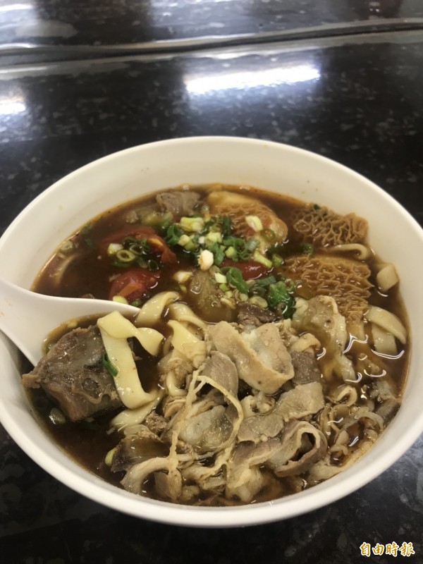 新九九牛肉麵店的蕃茄牛肉麵,湯頭清爽酸甜,麵條Q彈、牛肉入口即化,也深受客人喜愛。(記者葉冠妤攝)