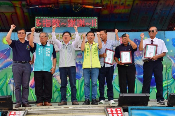 民进党台东县长参选人刘棹豪(左3)今天成立池上后援会,乡长张尧城(左)力挺。(记者黄明堂翻摄)