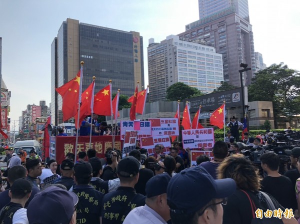 统促党上街庆祝。(记者王冠仁摄)