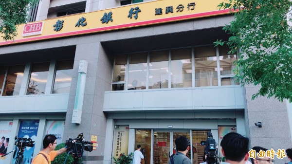 高雄市三民區義華路彰化銀行今天下午驚傳遭搶,歹徒得手50萬元逃逸。(記者方志賢攝)