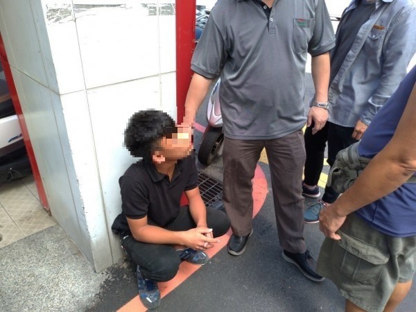 苗栗警方與呂姓退休警察聯手,查獲15歲少年車手,依法送辦。(記者張勳騰翻攝)
