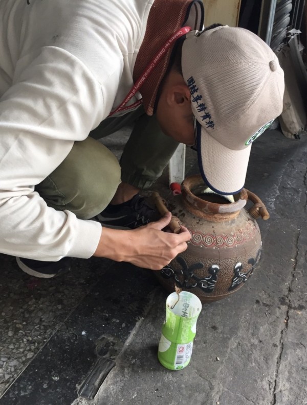 防疫人員在台中市登革熱病例地區做孳生源清查。（記者蔡淑媛翻攝）