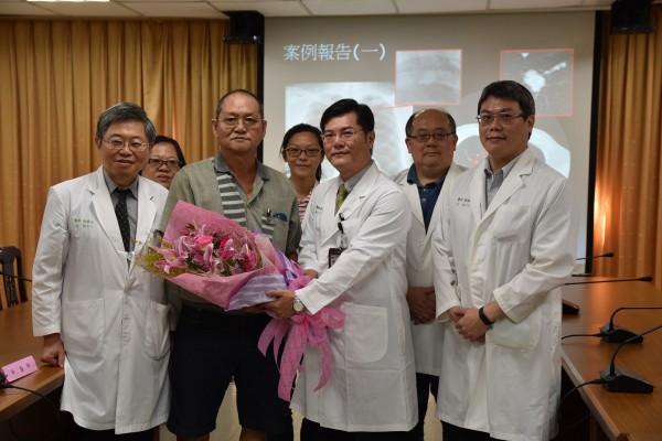70多歲唐先生今天特別到醫院感謝感北港媽祖醫院醫療團隊。(記者黃淑莉攝)