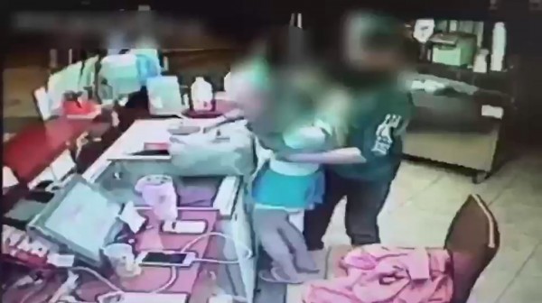 工人佯裝借廁所，朝女店員襲胸，還將她拉倒在地。（記者陳文嬋翻攝）