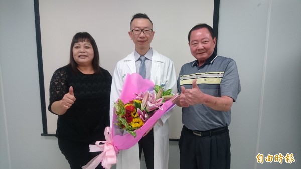 佳里奇美醫院骨科主治醫師余宗興(中)的2位膝關節退化病人,感謝他以截骨保膝手術治癒病情。(記者楊金城攝)
