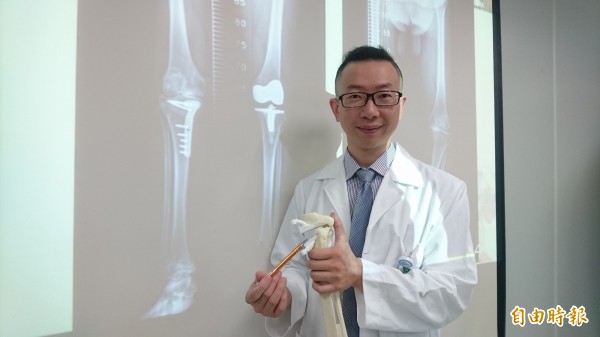 佳里奇美醫院骨科主治醫師余宗興解釋高位脛骨截骨矯正保膝手術的原理,治療膝關節炎。(記者楊金城攝)
