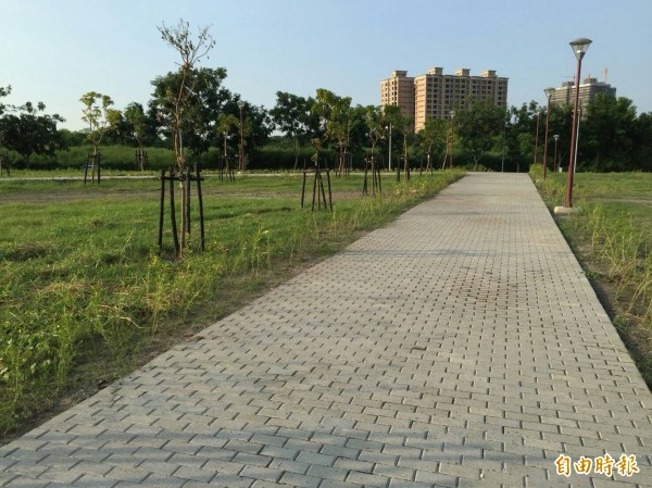 串連高雄都會公園與橋頭新市鎮的廊道已於近日完工。（記者黃佳琳攝）
