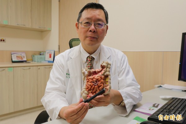 亞大醫院大腸直腸外科顧問醫師王輝明表示,大腸直腸癌癌症第4期不等於末期,只要配合醫師進行治療,還是有治癒可能。(記者陳建志攝)