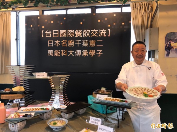 日本名廚千葉憲二示範料理雕魚生魚片。(記者許倬勛攝)