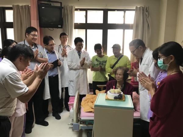 80歲阿嬤因心肌梗塞多時未即時治療,衍生心衰竭肺水腫等併發症、一度情況危急,經治療救回一命,嘉榮今替阿嬤辦慶生會,慶祝重獲新生。(圖由台中榮總嘉義分院提供)